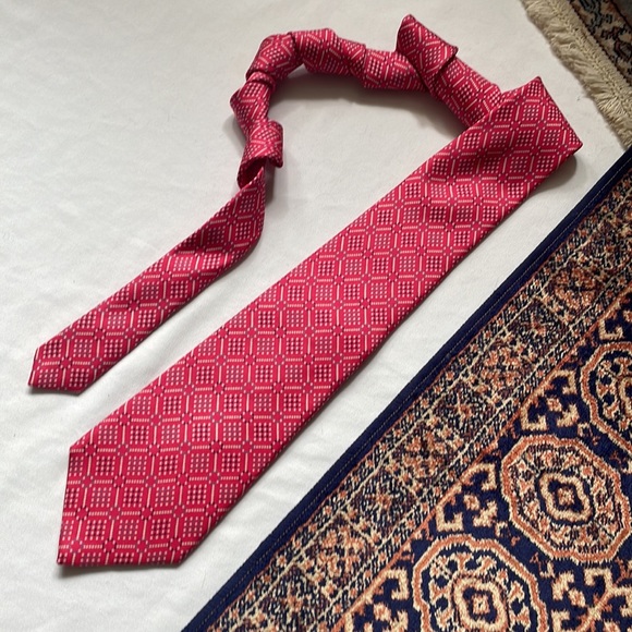 Turnbull & Asser hand made in England Pink geometric pattern Silk tie - Picture 5 of 10